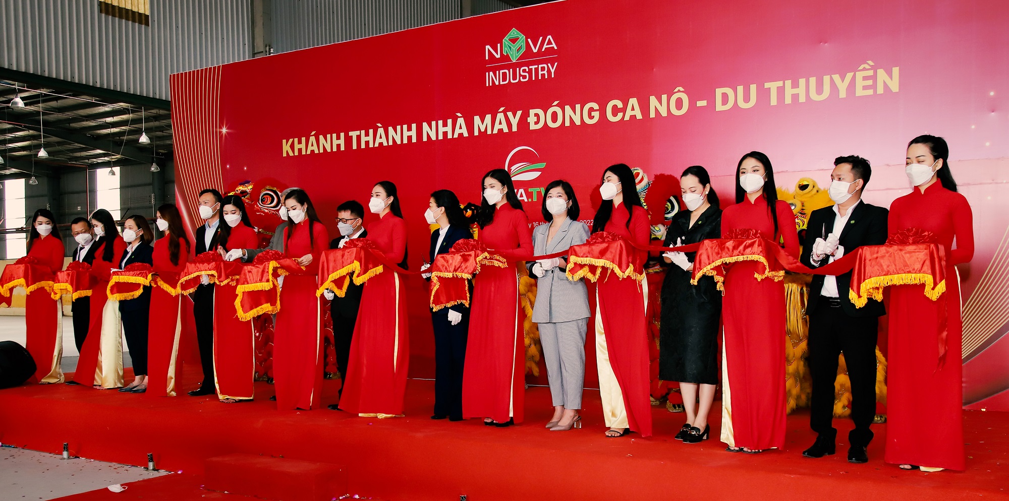 Ban lãnh đạo NovaGroup, Nova Tân Viễn Đông và các Tổng Công ty thành viên cắt băng khánh thành Nhà máy đóng cano, du thuyền.