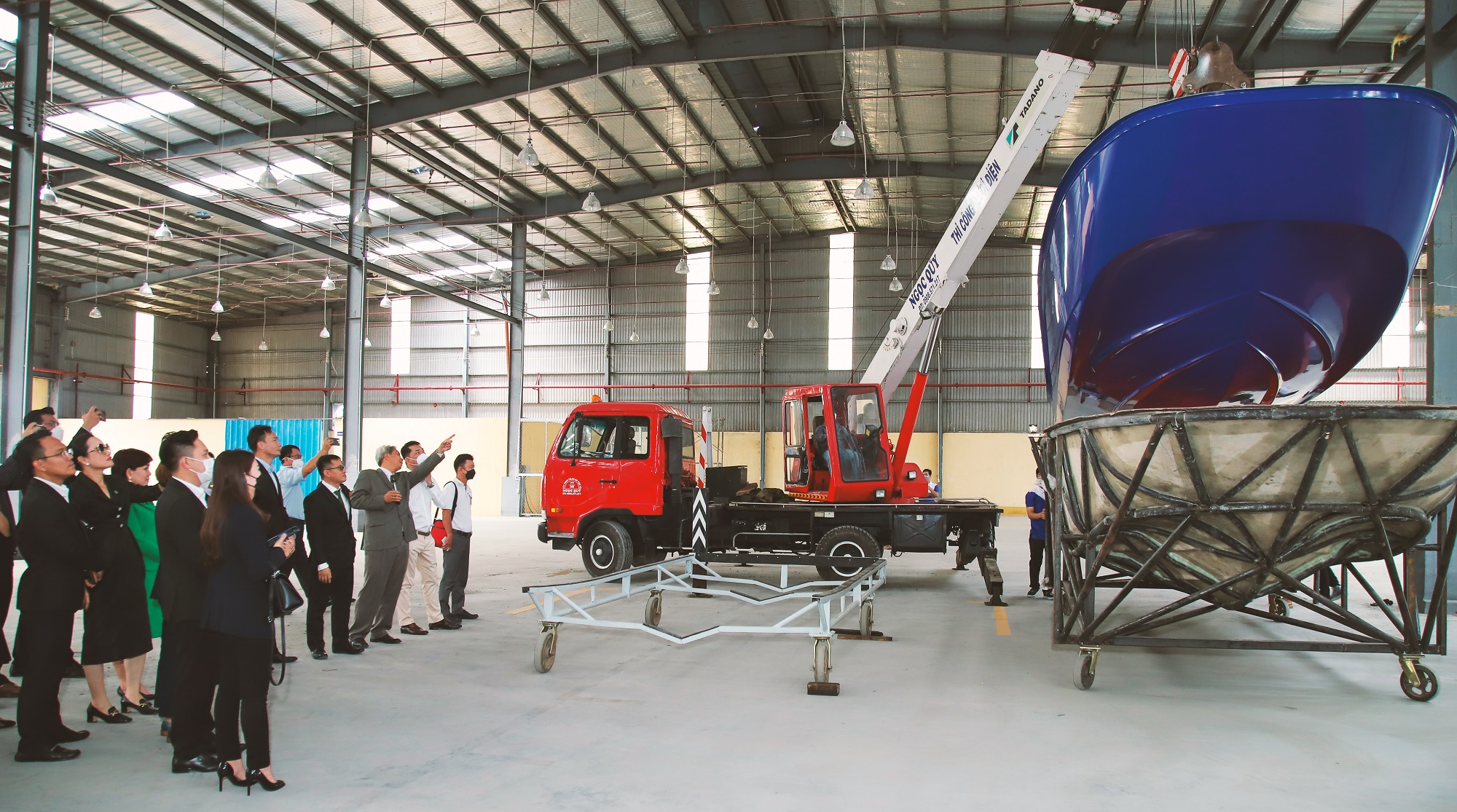 &Ocirc;ng B&ugrave;i Văn C&ocirc;ng, Tổng gi&aacute;m đốc Nova T&acirc;n Viễn Đ&ocirc;ng giới thiệu với c&aacute;c đại biểu, quan kh&aacute;ch tham dự sự kiện về những sản phẩm của nh&agrave; m&aacute;y.