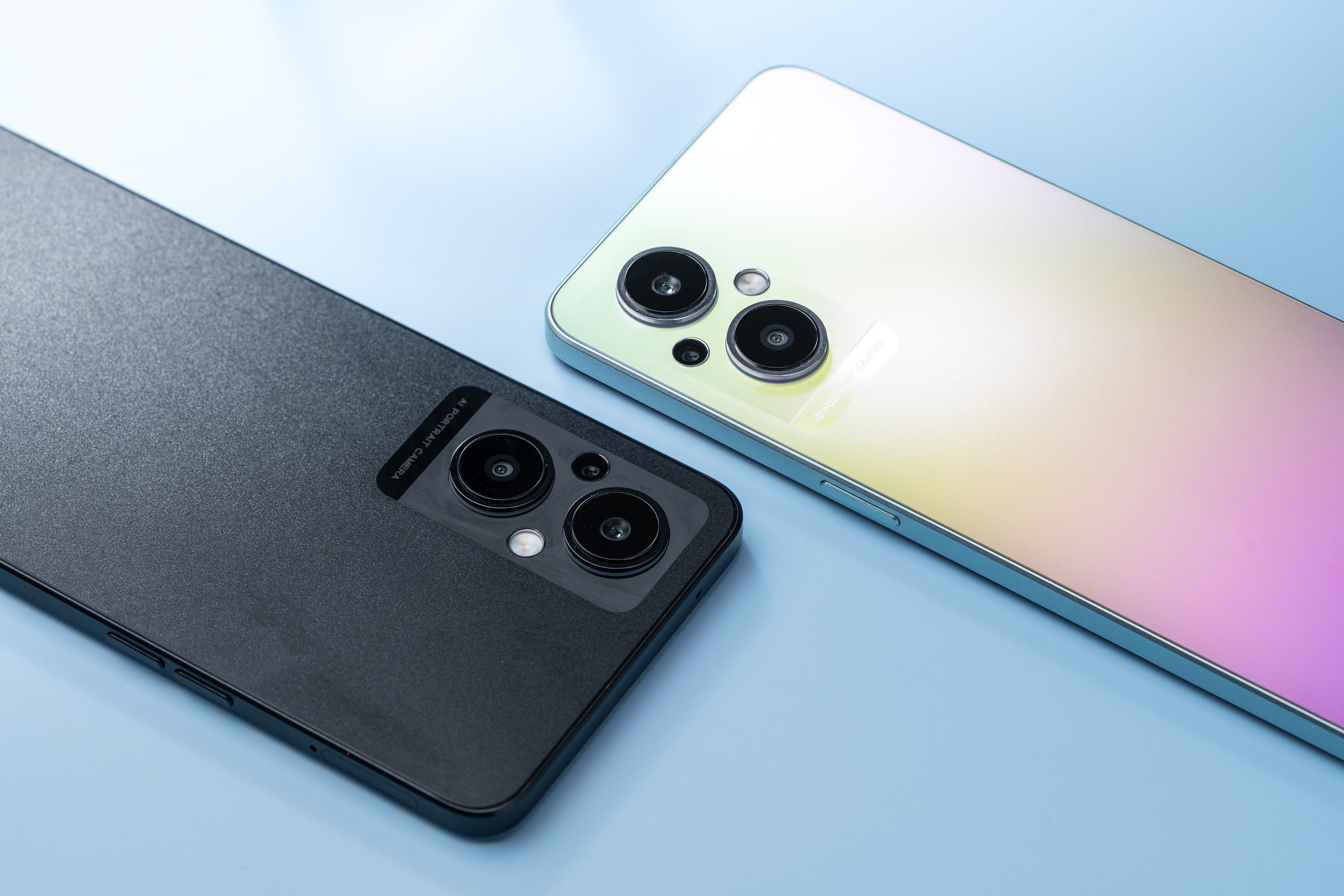 OPPO Reno7 Z 5G sở hữu thiết kế viền vuông cổ điển, siêu mỏng chỉ 7.49mm với hai phiên bản màu Bạc cầu vồng và Đen vô cực.