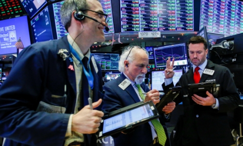 Chứng khoán Mỹ tăng điểm, giá dầu lại vọt mạnh qua mốc 100 USD/thùng