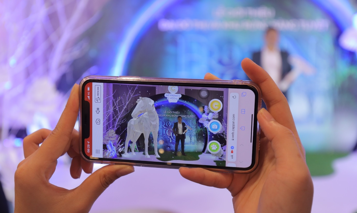 Khách hàng hào hứng trải nghiệm bộ frame ảnh khu rừng băng tuyết.