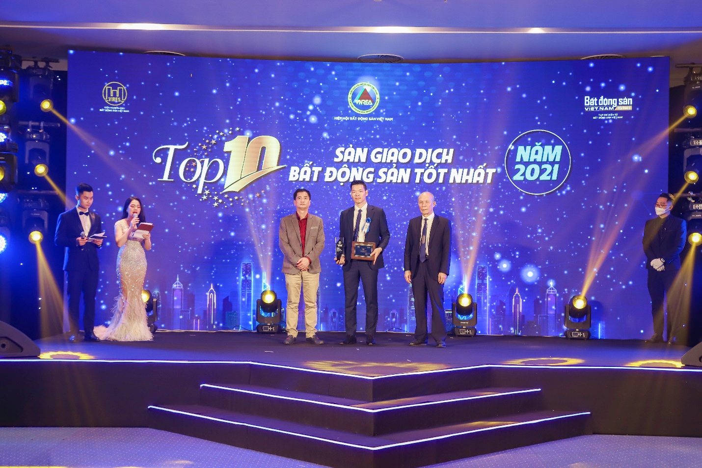 Ông Lâm Văn Huỳnh - Phó Tổng giám đốc Cen Land nhận giải thưởng “Top 10 sàn giao dịch bất động sản tốt nhất năm 2021”.