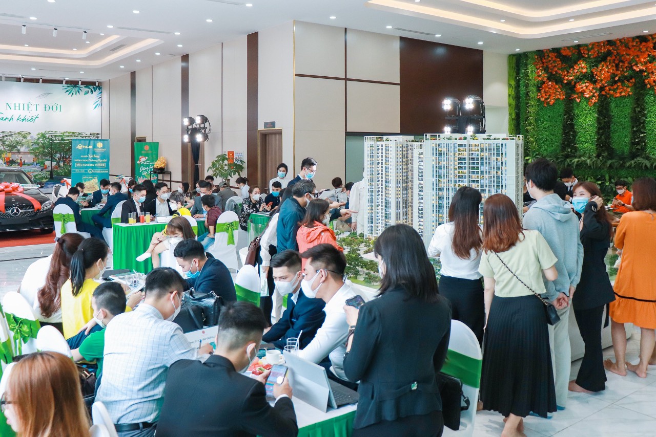 Không khí sôi động của sự kiện.