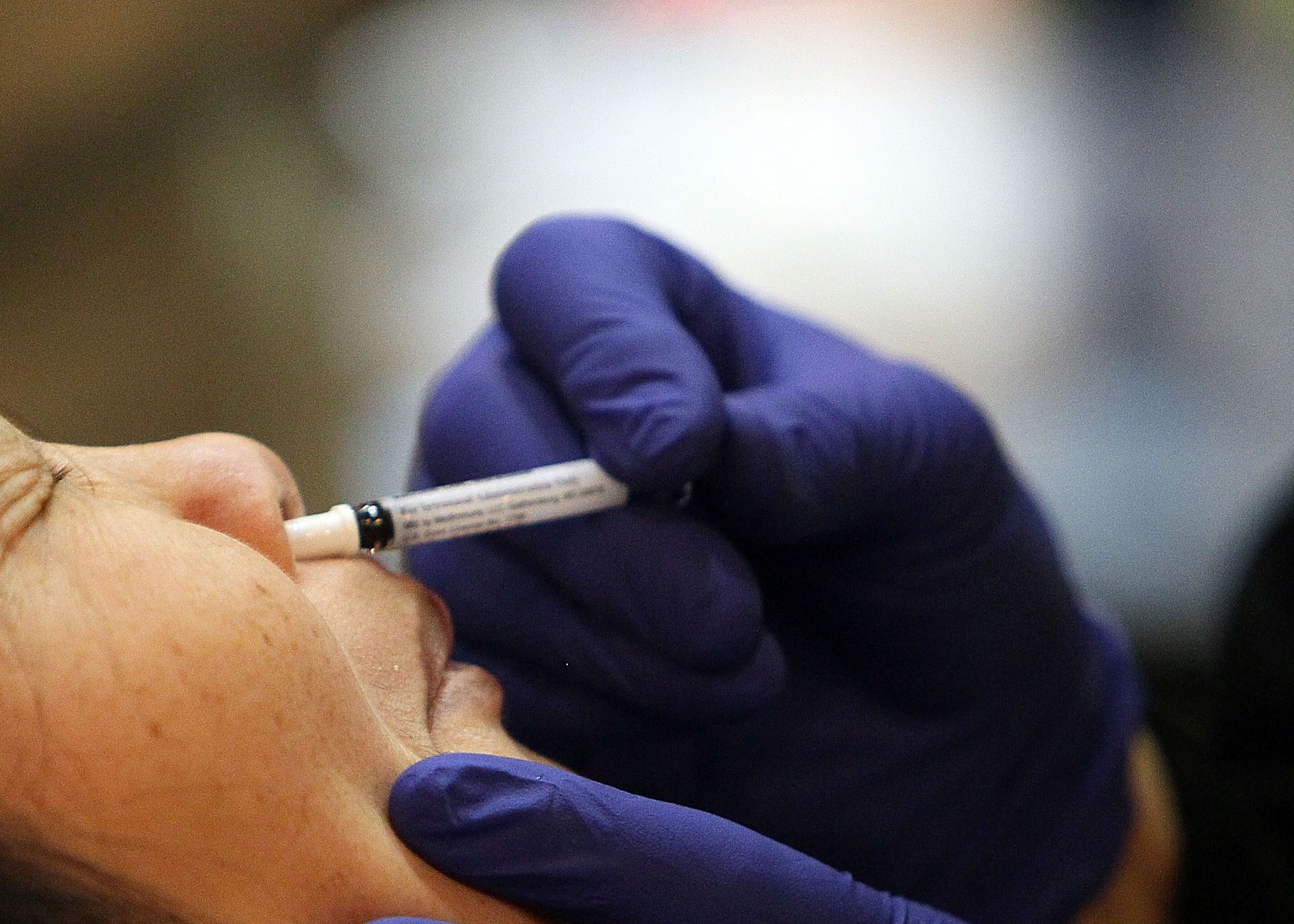 Vaccine đường mũi tạo ra khả năng miễn dịch tại chỗ ở vùng mũi họng và tạo thêm một rào cản đối với virus tìm cách xâm nhập vào cơ thể.