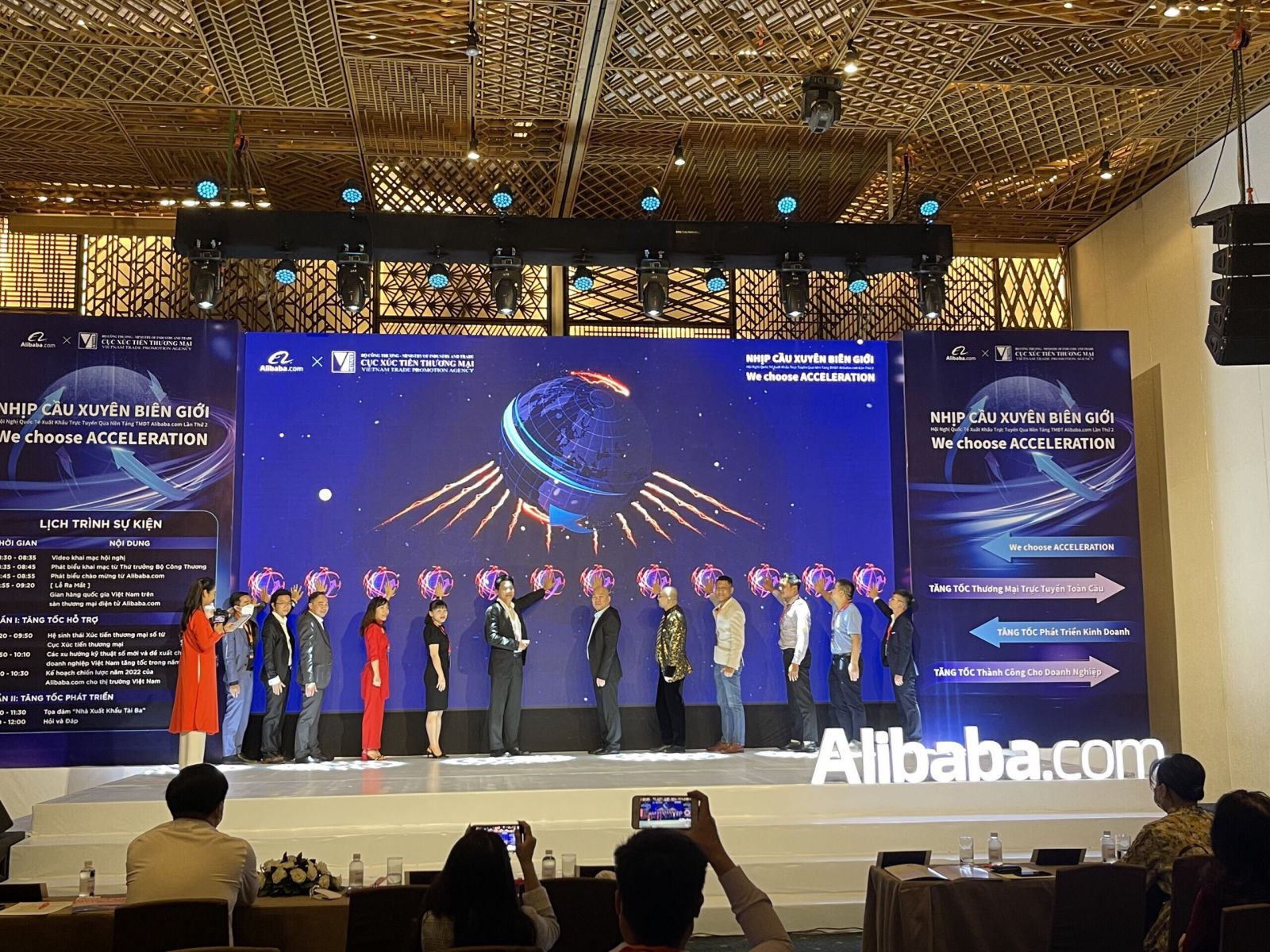 Ấn nút khai trương gian hàng Quốc gia Việt Nam trên sàn Alibaba.com.
