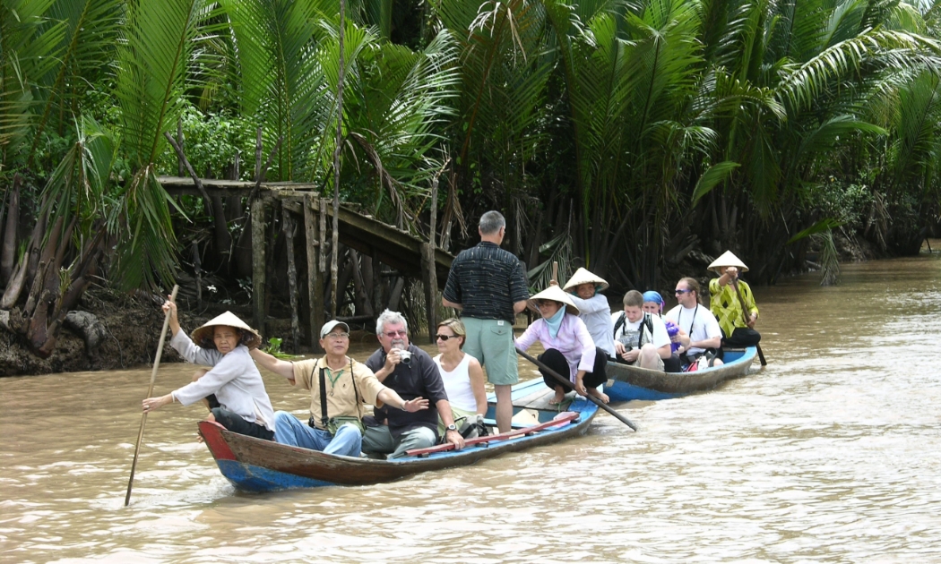 Du lịch sông nước hữu tình, một trong các tour du lịch đặc thù ở đồng bằng sông Cửu Long rất thu hút du khách.