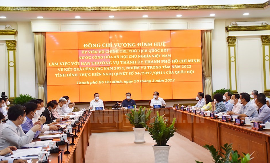 Chủ tịch Quốc Hội Vương Đình Huệ làm việc với Ban Thường vụ Thành uỷ TP.HCM chiều ngày 20/3/2022 - Ảnh: HCMC.