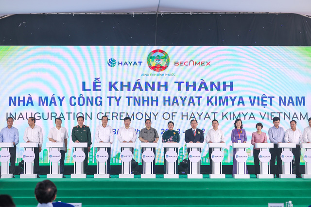 Thủ tướng dự Lễ khánh thành Nhà máy Công ty TNHH Hayat Kimya Việt Nam. Ảnh VGP.
