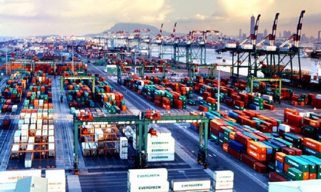 Trong 4 tháng đầu năm 2022, cán cân thương mại tiếp tục nghiêng về xuất siêu.