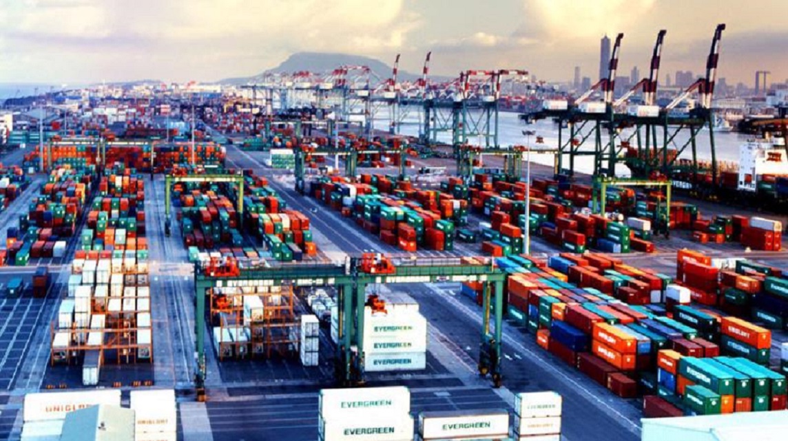 Trong 4 tháng đầu năm 2022, cán cân thương mại tiếp tục nghiêng về xuất siêu.