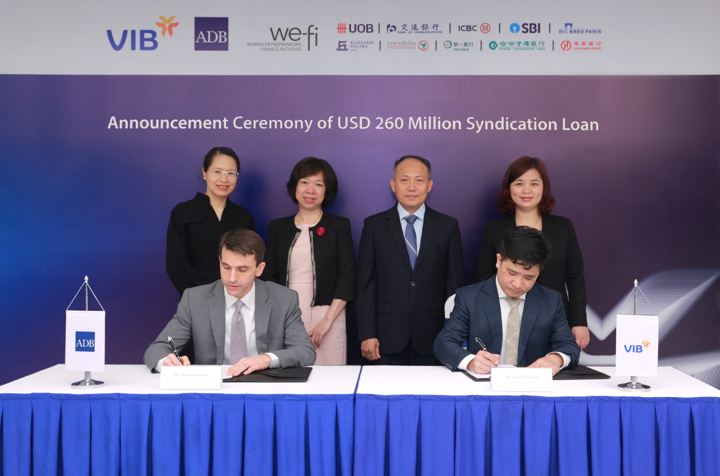 Đại diện ADB, VIB, UOB và các bên tại lễ công bố.