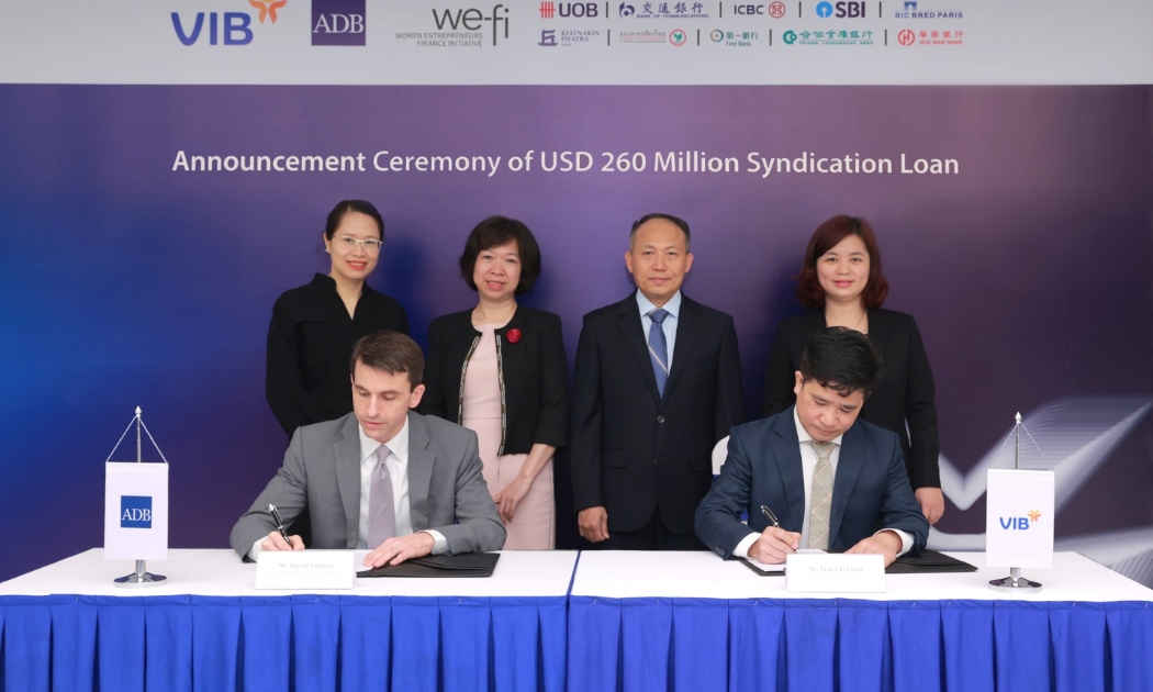 Đại diện ADB, VIB, UOB và các bên tại lễ công bố.