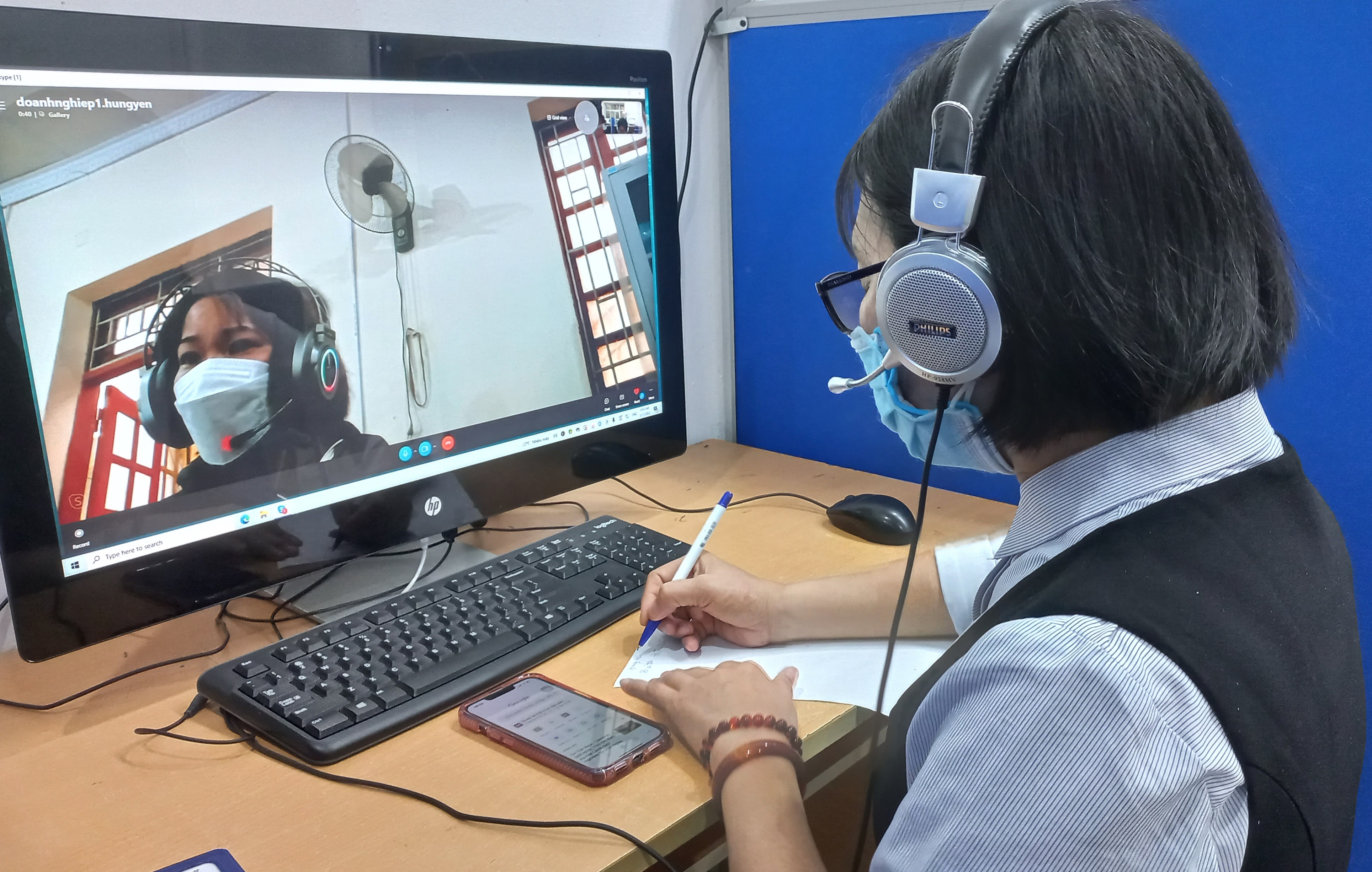 Doanh nghiệp tuyển dụng lao động theo h&igrave;nh thức trực tuyến. Ảnh - Thu Hằng.&nbsp;