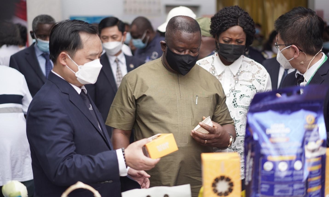 Tổng thống Julius Maada Bio của nước Cộng hòa Sierra Leone đích thân đến thăm nhà máy gạo Angimex.