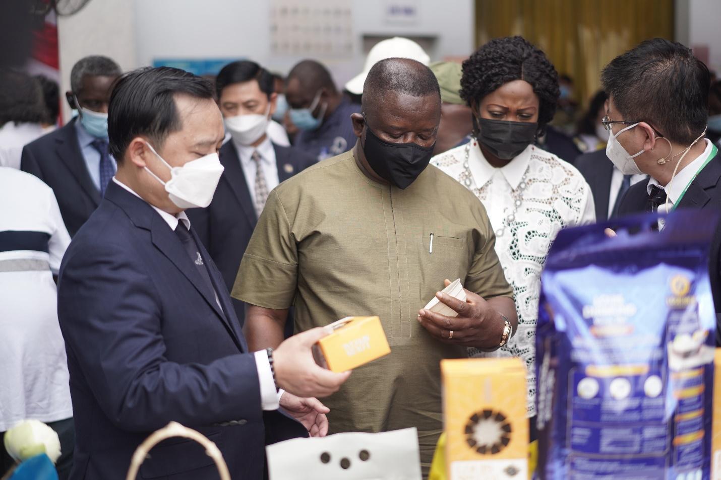 Tổng thống Julius Maada Bio của nước Cộng hòa Sierra Leone đích thân đến thăm nhà máy gạo Angimex.