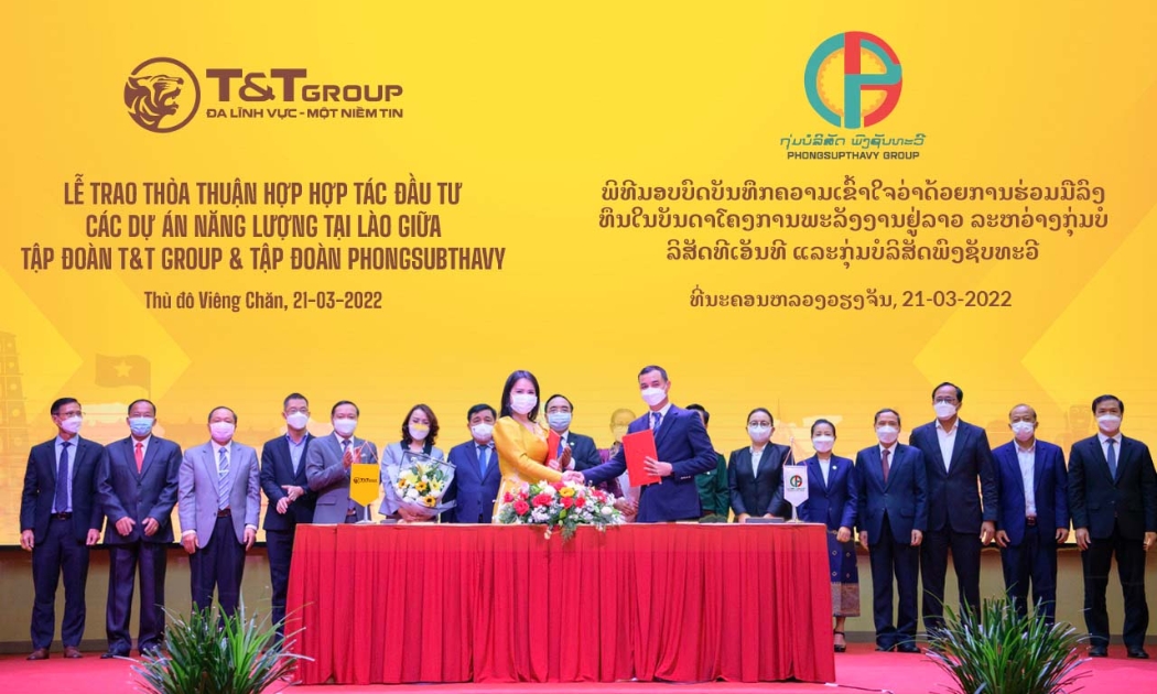 Bà Nguyễn Thị Thanh Bình, Phó Tổng giám đốc Tập đoàn T&T Group và ông Somlath Mekakath, Giám đốc điều hành Tập đoàn Phongsubthavy trao Biên bản ghi nhớ hợp tác phát triển các dự án năng lượng tái tạo tại Lào.