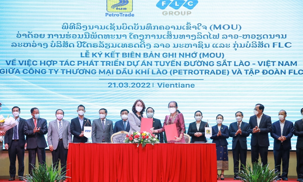 Bà Hương Trần Kiều Dung - Phó Chủ tịch Thường trực Tập đoàn FLC và bà Manola Praseuth - Phó Chủ tịch Petro Trade Lào ký Biên bản ghi nhớ hợp tác phát triển Dự án tuyến đường sắt Viêng Chăn - Vũng Áng.