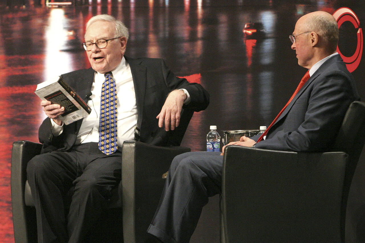 Buffett dành phần lớn thời gian hàng ngày để đọc - Ảnh: AP