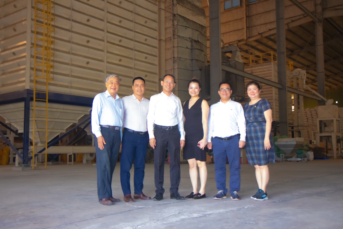 Ban l&atilde;nh đạo của hai C&ocirc;ng ty Gigatum Việt Nam v&agrave; ITA-Rice chụp ảnh lưu niệm tại nh&agrave; m&aacute;y ITA-Rice.