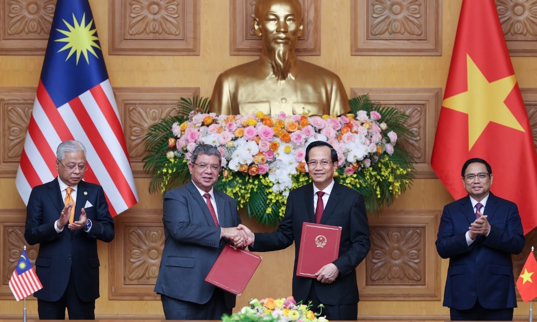 Bộ trưởng Bộ Lao động - Thương binh và Xã hội Đào Ngọc Dung trao đổi Bản ghi nhớ với Bộ trưởng Saifuddin Abdullah. Ảnh - MOLISA.