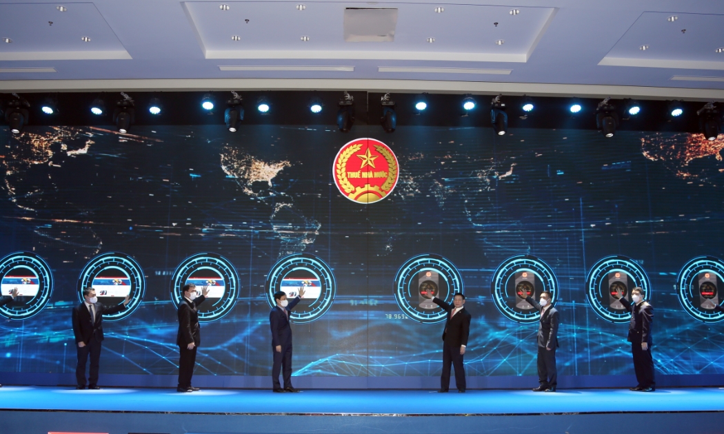 Bộ trưởng Bộ Tài chính Hồ Đức Phớc, Tổng cục trưởng Tổng cục Thuế Cao Anh Tuấn và các đại biểu thực hiện nghi lễ kích hoạt công bố triển khai Cổng Thông tin điện tử dành cho nhà cung cấp nước ngoài.