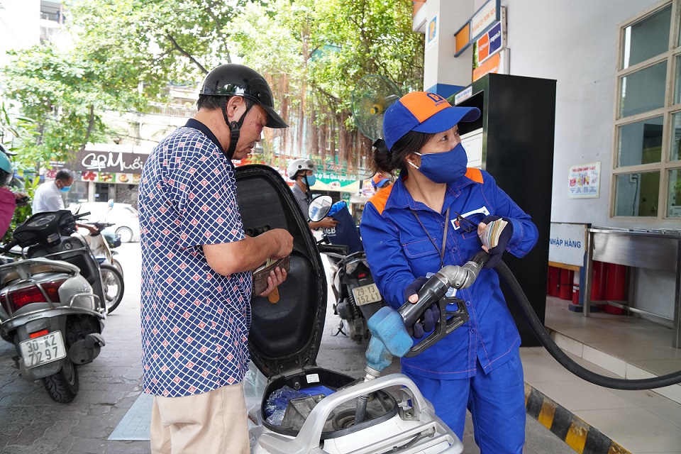 Giá xăng dầu đồng loạt giảm kể từ chiều 21/3/2022. Ảnh: Phương Thảo.