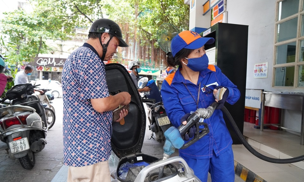 Giá xăng dầu đồng loạt giảm kể từ chiều 21/3/2022. Ảnh: Phương Thảo.