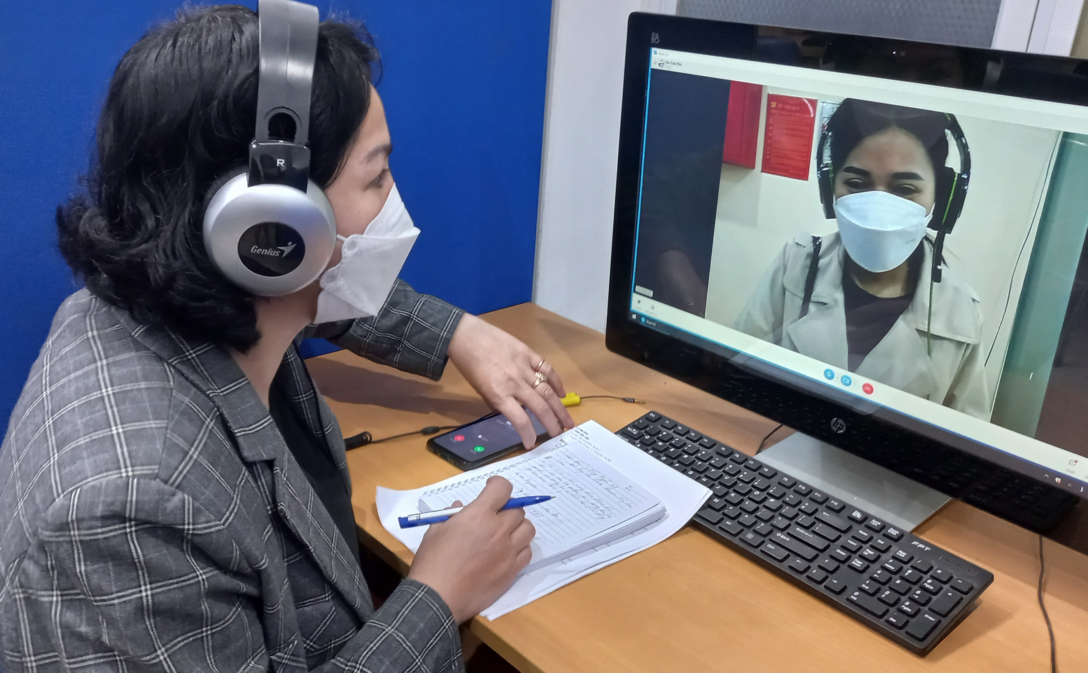 Bà Nguyễn Thị Lan (bên trái), Phó Tổng giám đốc Bộ phận tuyển dụng và đào tạo, Công ty Quản lý và khai thác tòa nhà VNPT phỏng vấn ứng viên. Ảnh - Nhật Dương. 