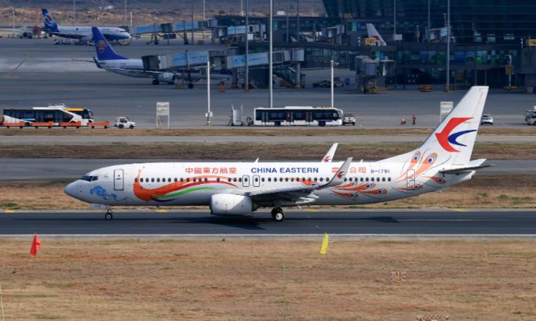 Ảnh chụp một chiếc Boeing 737-800 của hãng hàng không China Eastern trên đường băng vào tháng 2/2022 - Ảnh: Getty Images