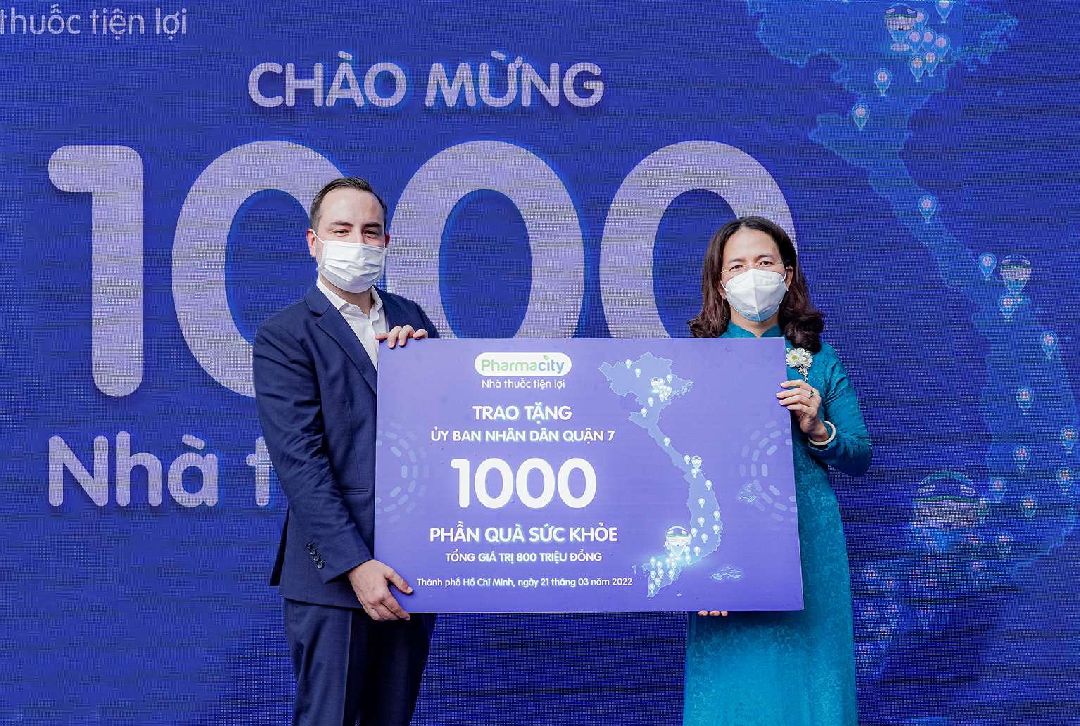 Tại chương tr&igrave;nh khai trương, Pharmacity đ&atilde; d&agrave;nh tặng 1.000 phần qu&agrave; sức khỏe trị gi&aacute; 800 triệu cho UBND quận 7, Tp.HCM.