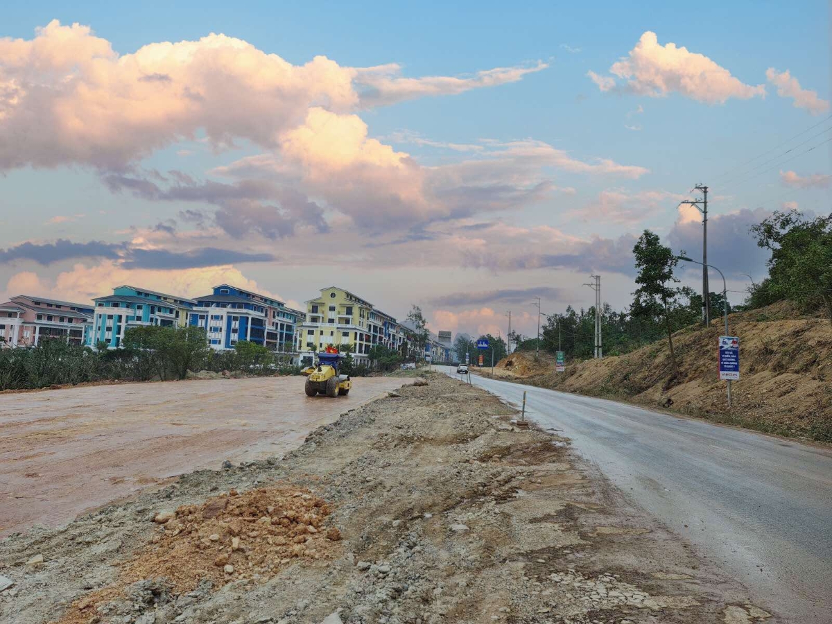 Tỉnh lộ 334 được mở rộng l&ecirc;n 44m, đang thi c&ocirc;ng tại đoạn qua Singapore Shoptel.