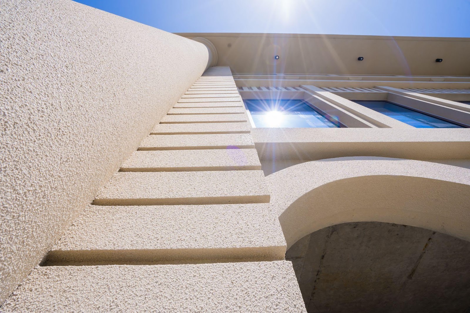 Cận cảnh vẻ đẹp ho&agrave;n hảo của những lớp sơn đ&aacute; Kikusui nhập khẩu trực tiếp từ Nhật Bản với c&ocirc;ng nghệ phun cầu kỳ l&agrave;m nổi bật v&agrave; giữ mặt ngo&agrave;i mỗi căn nh&agrave; lu&ocirc;n mới bền bỉ theo thời gian.