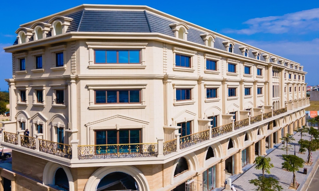 Regal Maison Phu Yen gây ấn tượng bởi vẻ đẹp kiến trúc tân cổ điển châu Âu, mang tính đồng bộ, nổi bật nhất khu vực trung tâm thành phố Tuy Hòa, Phú Yên.