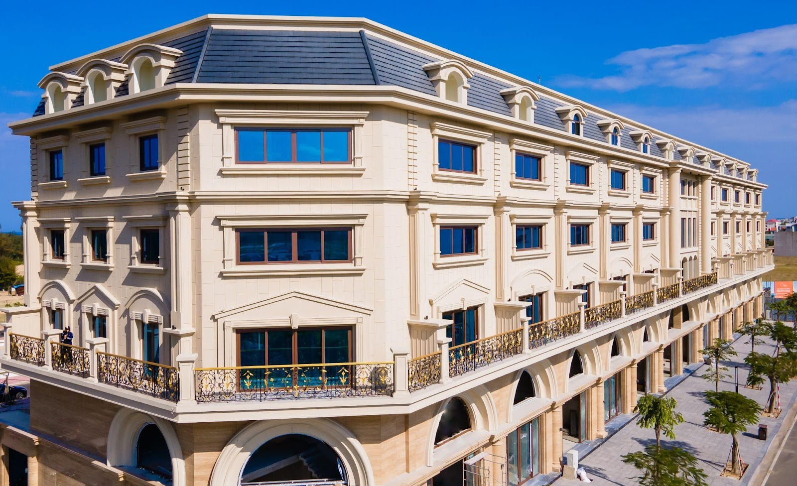 Regal Maison Phu Yen gây ấn tượng bởi vẻ đẹp kiến trúc tân cổ điển châu Âu, mang tính đồng bộ, nổi bật nhất khu vực trung tâm thành phố Tuy Hòa, Phú Yên.