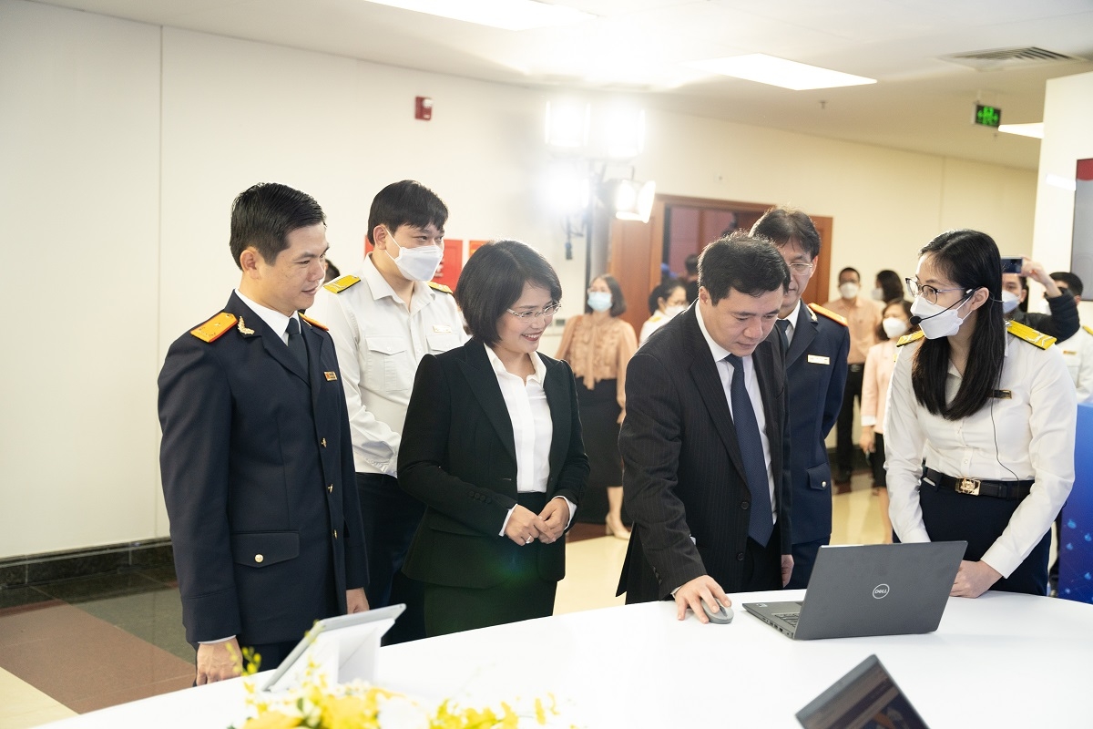 Các đại biểu trải nghiệm thực tế ứng dụng eTax Mobile bên ngoài Hội nghị.