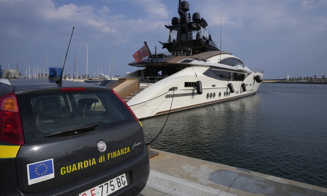 Xe của Cảnh sát Tài chính Italy đỗ trước du thuyền 