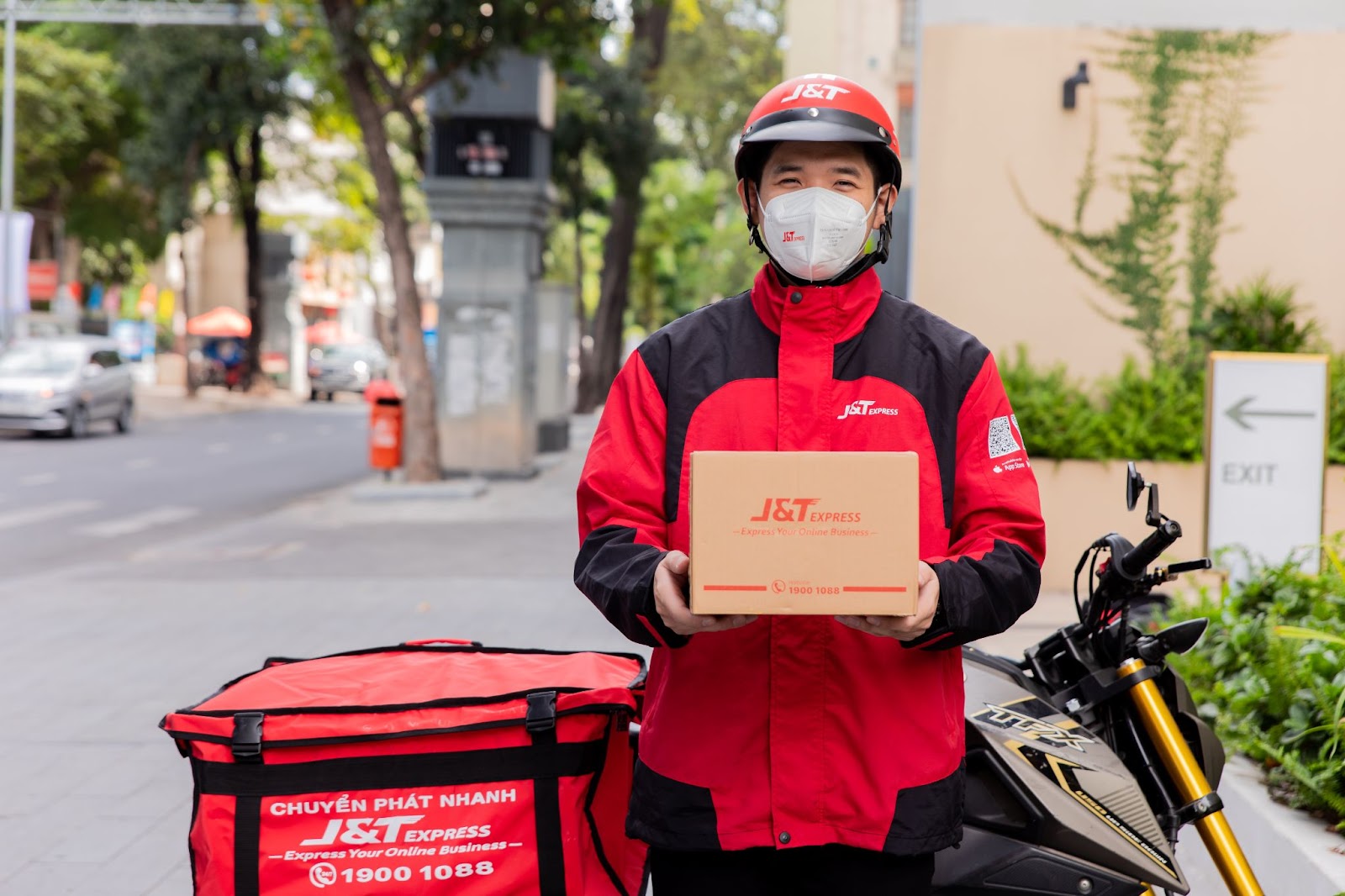 Shipper J&T Express tr&ecirc;n đường v&acirc;̣n chuy&ecirc;̉n hàng hóa.