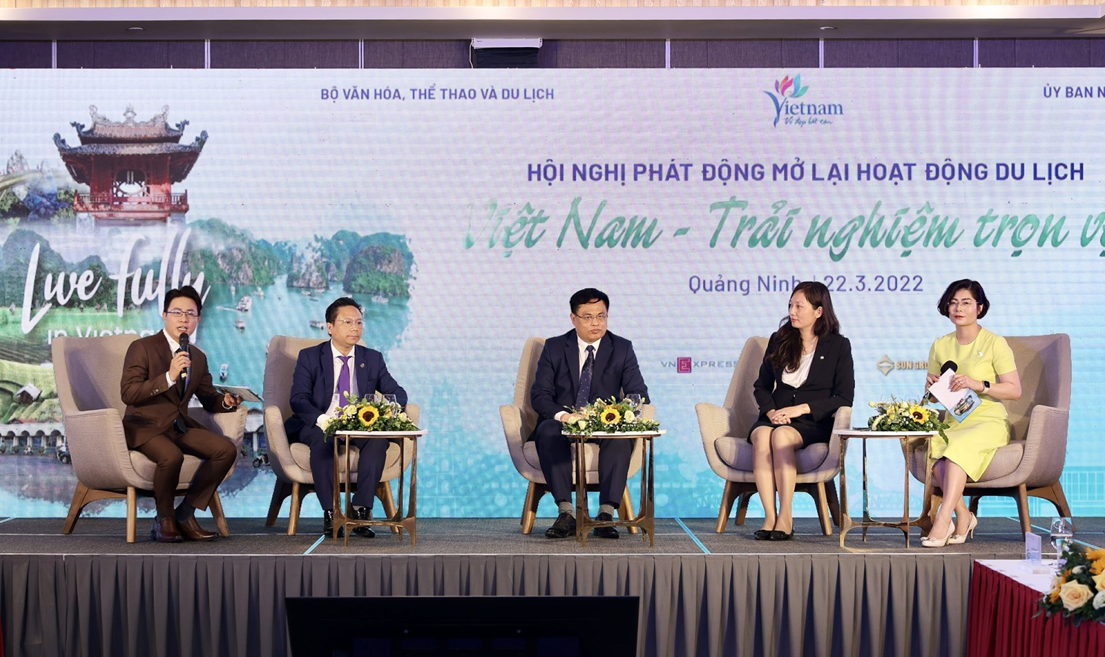 C&aacute;c đại biểu tham gia phi&ecirc;n tọa đ&agrave;m, trao đổi