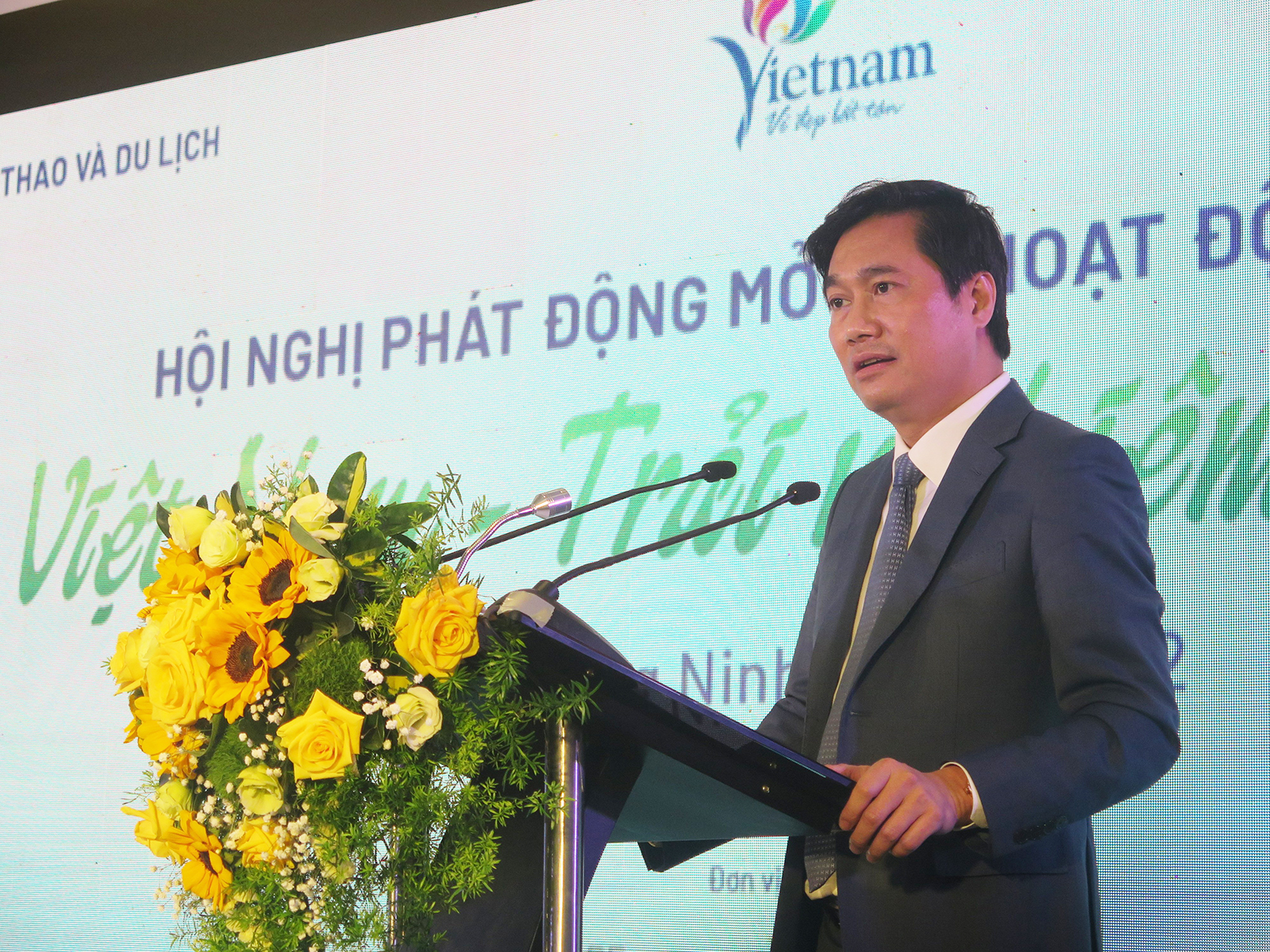 Chủ tịch UBND tỉnh Quảng Ninh Nguyễn Tường Văn phát biểu tại hội nghị 