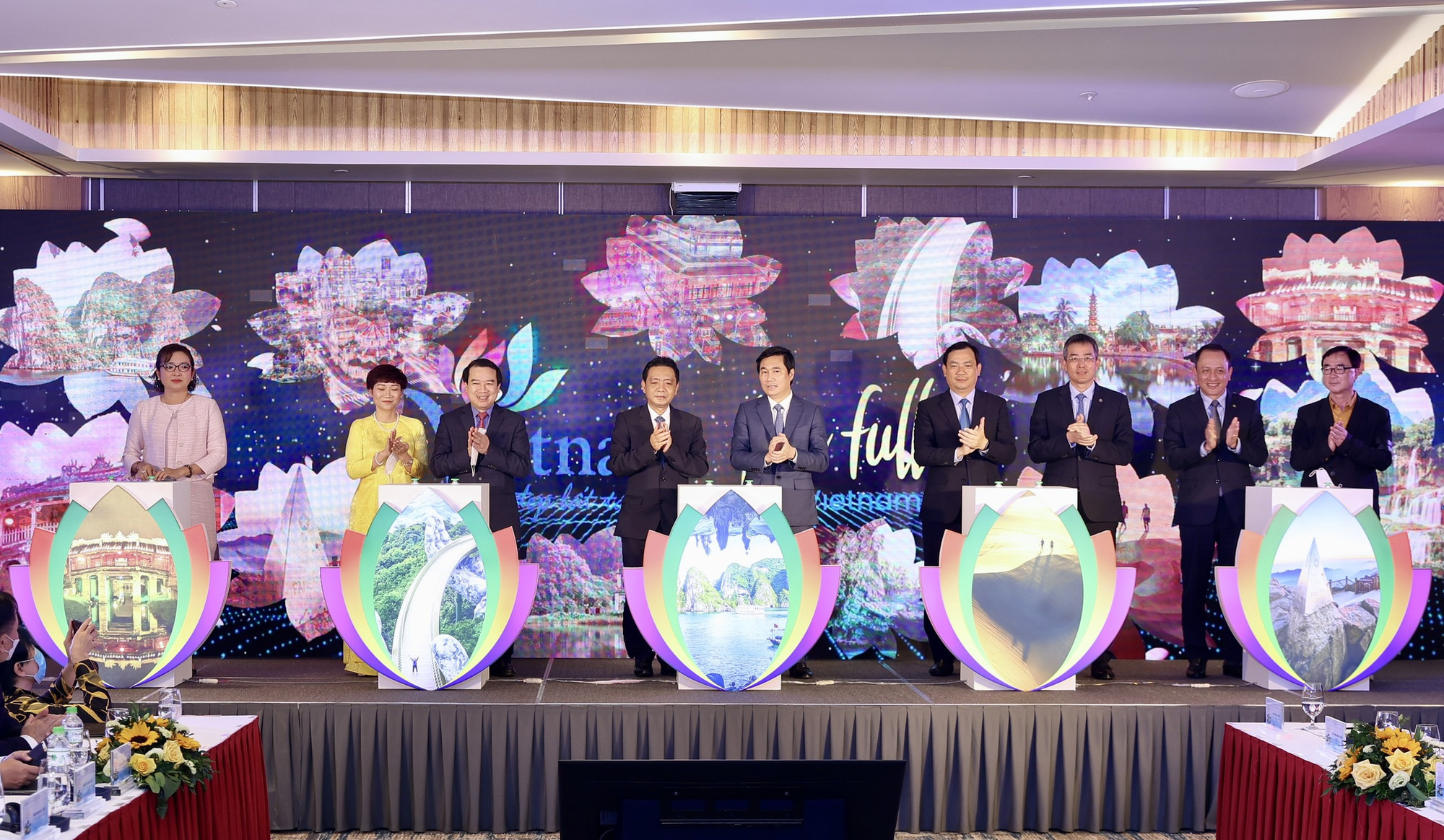 Phát động mở lại hoạt động du lịch “Việt Nam - Trải nghiệm trọn vẹn” 