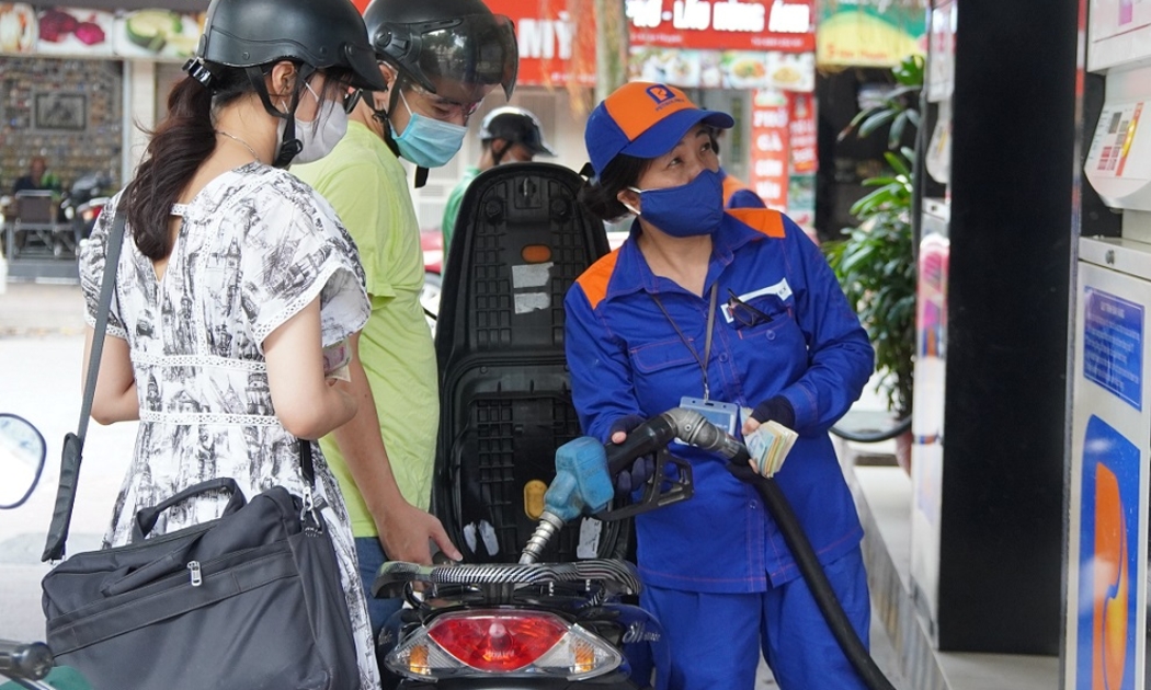 Giá xăng dầu đồng loạt giảm từ 15h, ngày 12/4/2022. Ảnh: Phương Thảo.