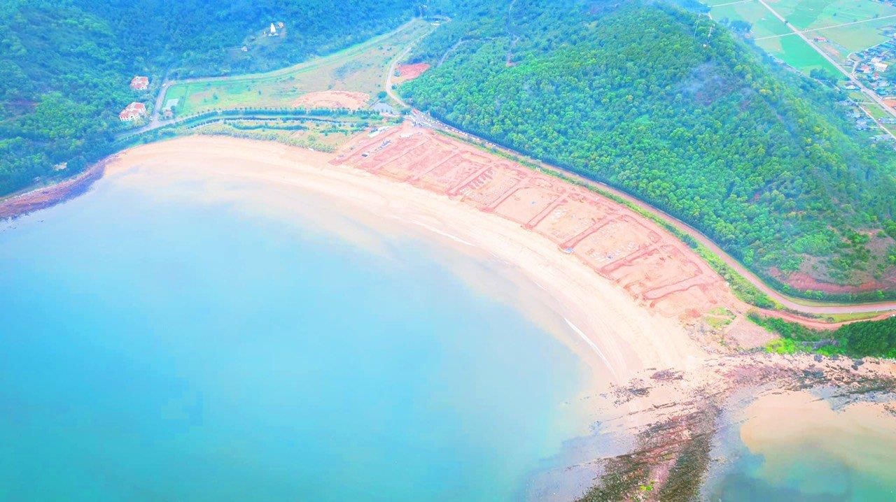 Bãi Lữ (huyện Nghi Lộc, Nghệ An) là cái tên được giới siêu giàu quan tâm bởi địa thế hoàn hảo, nằm trong vùng vịnh, tựa núi hướng biển ôm trọn kỳ quan.