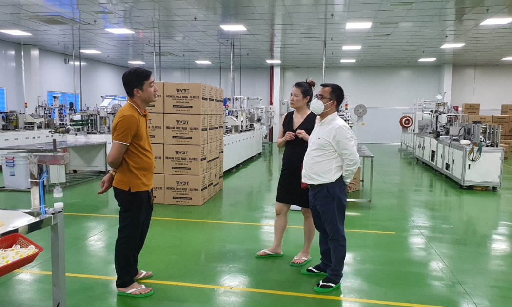 Ban lãnh đạo Công ty Gigatum Việt Nam tham quan nhà máy sản xuất khẩu trang N95-BV3T của Công ty Bảo Vương Thông 3T.