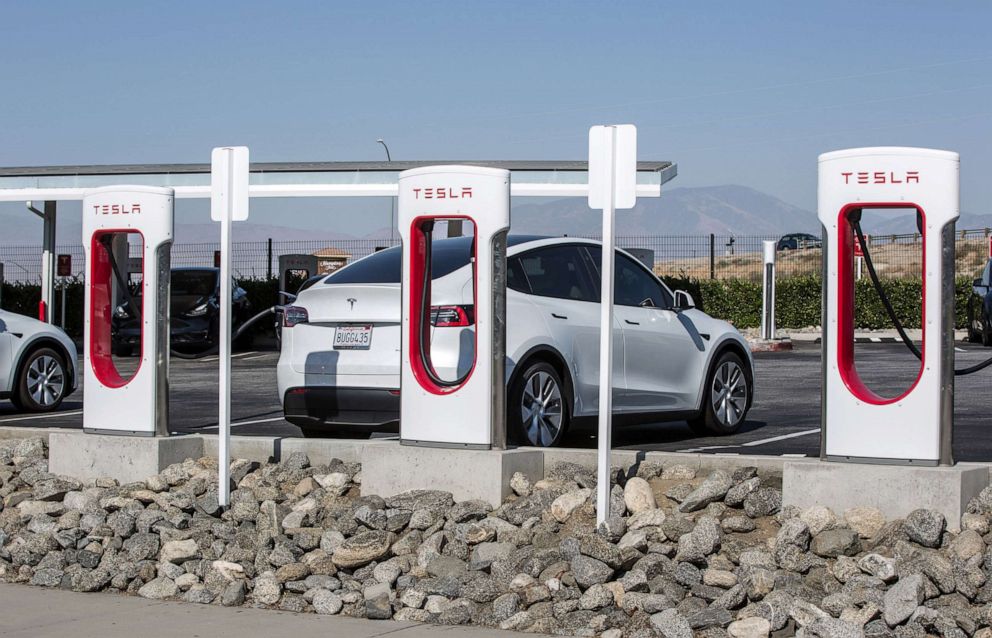 Xe điện Tesla là những dòng xe phổ biến nhất ứng dụng các công nghệ sạc nhanh DC mà Tesla gọi là bộ sạc siêu tốc (Supercharger).