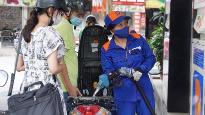 Environmental protection tax on gasoline cut by 50% for this year