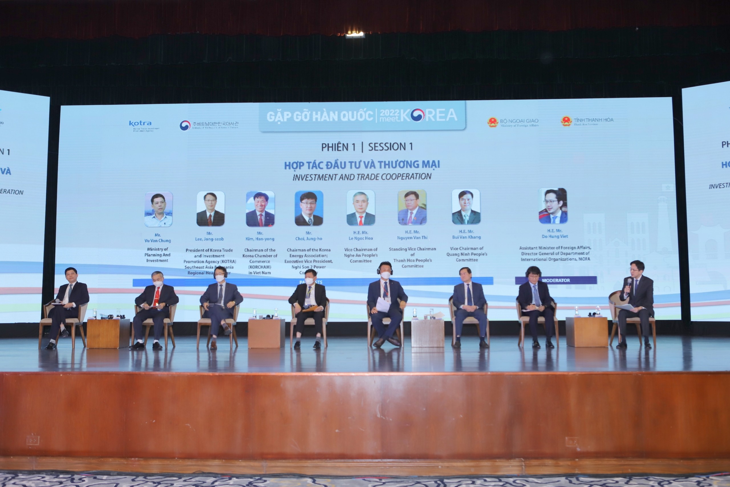 Các đại biểu tham gia phiên thảo luận tại sự kiện Gặp gỡ Hàn Quốc chiều 25/3 