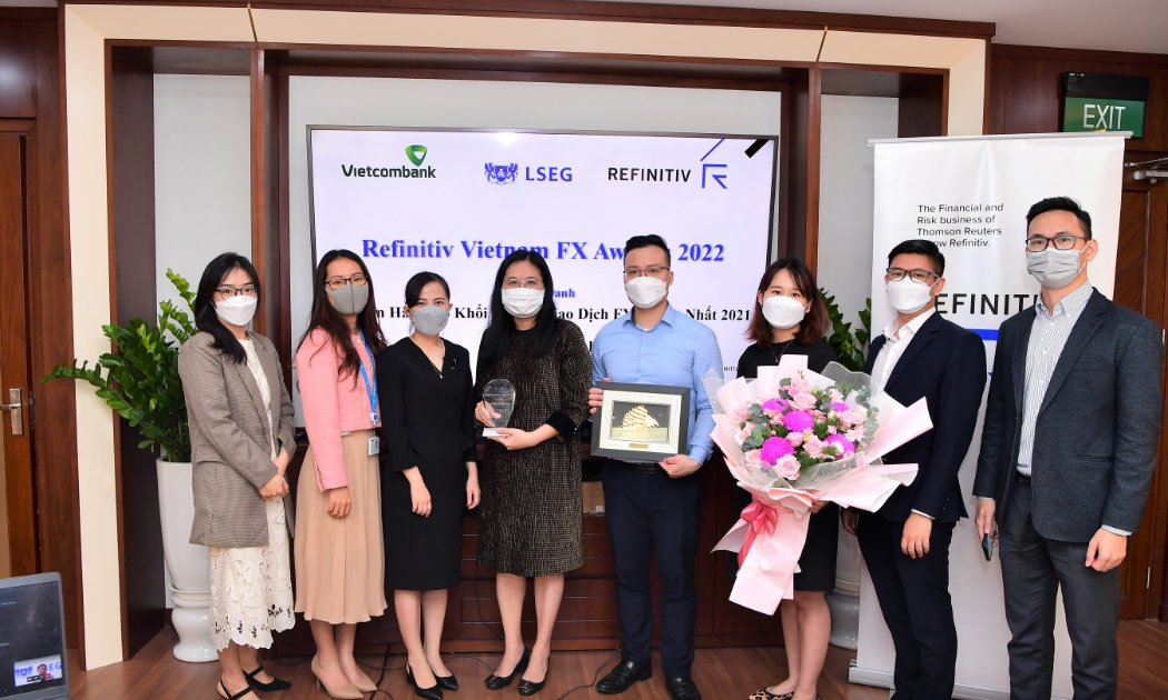 Đại diện Refinitiv trao Giải thưởng Refinitiv Vietnam FX Award cho đại diện Vietcombank - bà Hoàng Diễm Thùy - Trưởng phòng Kinh doanh vốn (thứ 5 từ phải sang) và bộ phận FX Vietcombank.