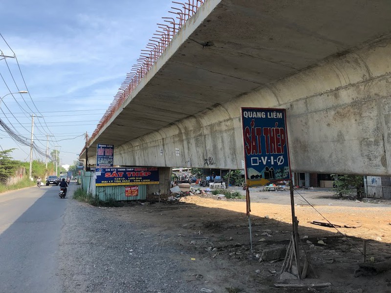 Dự án cầu Nam Lý trên đường Đỗ Xuân Hợp (Thủ Đức) với vốn đầu tư 857 tỷ đồng, được khởi công năm 2016 nhằm thay cầu cống đập Rạch Chiếc, đến nay nằm "đắp chiếu" sau khi thi công được 39% khối lượng...