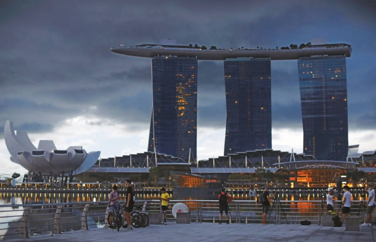 Singapore sẽ loại bỏ quy định bắt buộc đeo khẩu trang ngoài trời.