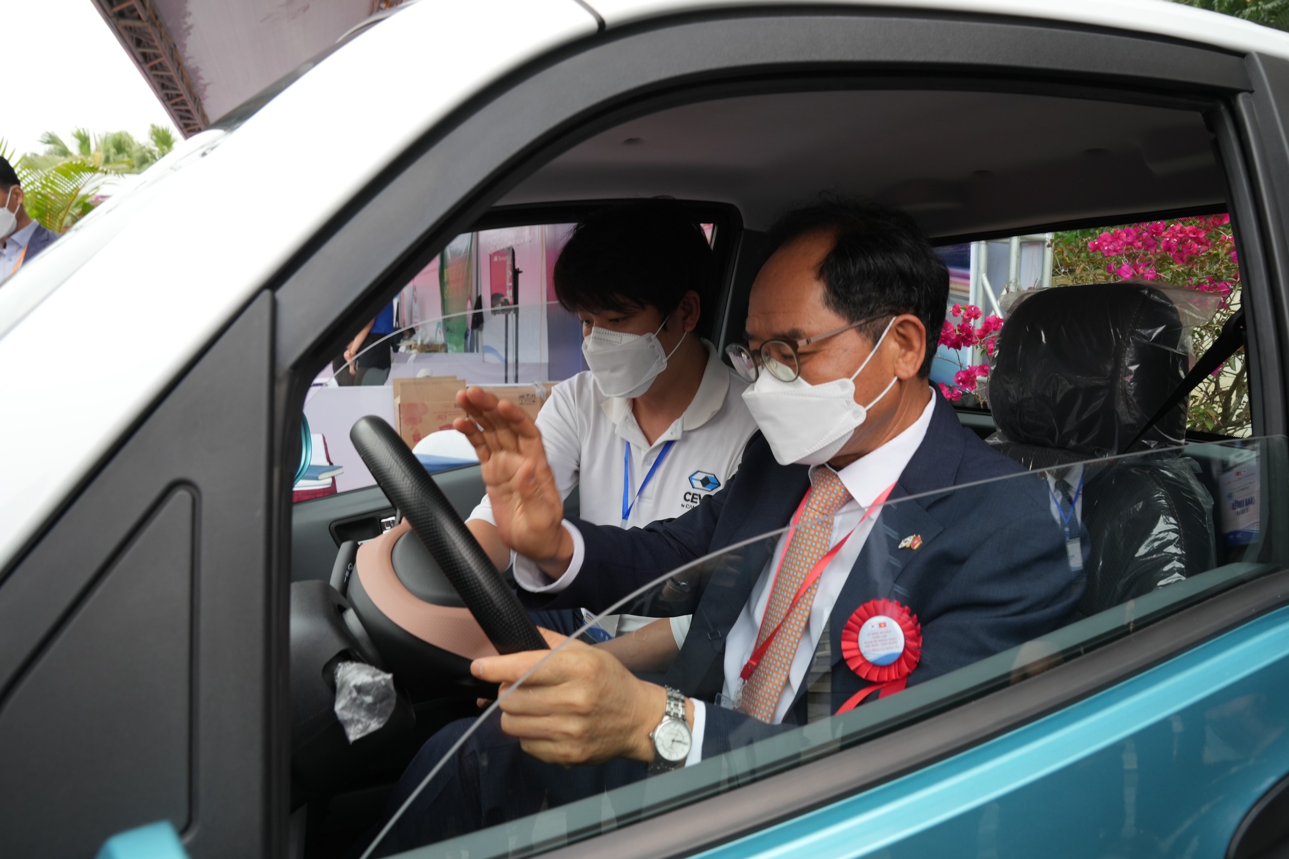 Ông Park Noh-wan, Đại sứ Hàn Quốc tại Việt Nam trực tiếp cầm lái, giới thiệu ô tô điện 2 bánh với các doanh nghiệp Việt Nam. 